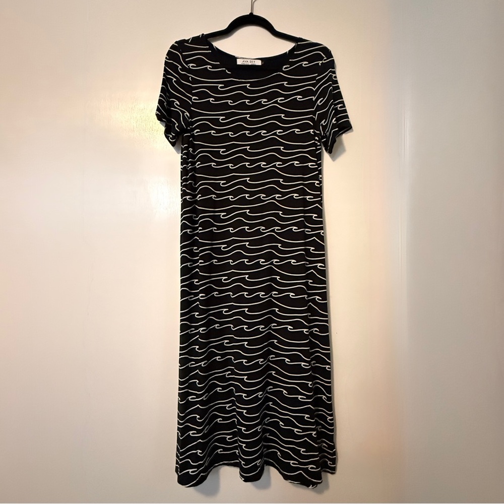 Ava Sky Dress Malin – Black Waves Print (Size S), Midi Length
